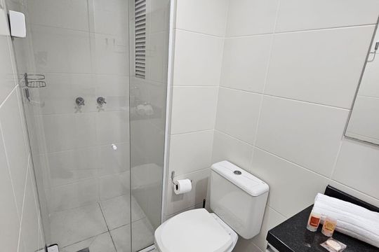 Banheiro de apartamento para alugar com 1 quarto, 43m² em Centro, Curitiba