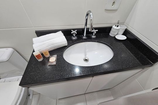 Banheiro de apartamento para alugar com 1 quarto, 43m² em Centro, Curitiba