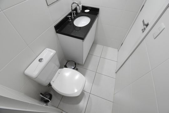 Banheiro da Suíte de apartamento à venda com 1 quarto, 43m² em Centro, Curitiba