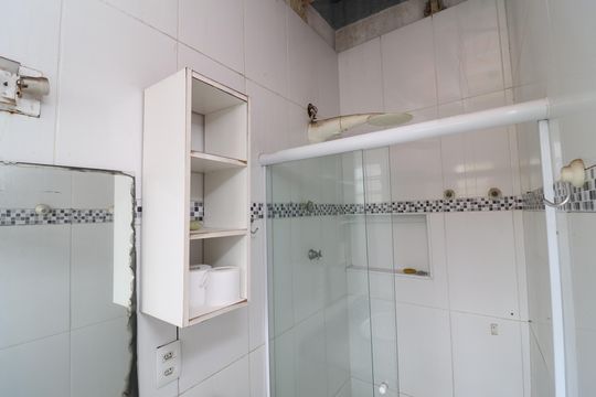 Banheiro social 3 de casa à venda com 6 quartos, 360m² em Bancários, Rio de Janeiro