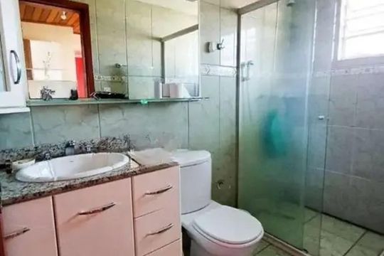 Banheiro 3 de casa para alugar com 3 quartos, 220m² em Cavalhada, Porto Alegre