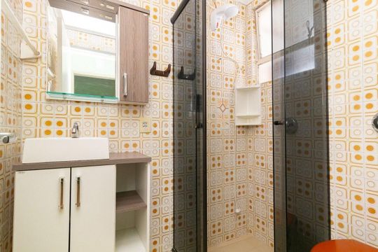Banheiro de apartamento para alugar com 1 quarto, 41m² em Menino Deus, Porto Alegre