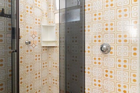 Banheiro de apartamento para alugar com 1 quarto, 41m² em Menino Deus, Porto Alegre
