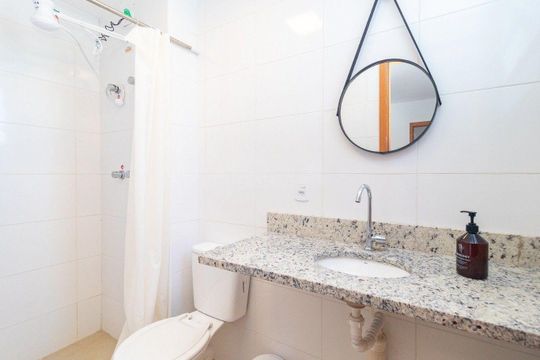 Banheiro 2 de apartamento para alugar com 2 quartos, 40m² em Camaquã, Porto Alegre