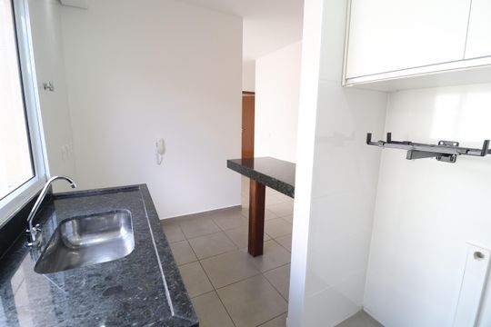 Cozinha de apartamento para alugar com 2 quartos, 55m² em Santa Mônica, Uberlândia