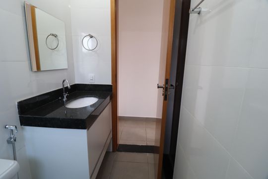Banheiro Social de apartamento para alugar com 2 quartos, 55m² em Santa Mônica, Uberlândia