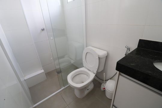 Banheiro da Suíte de apartamento para alugar com 2 quartos, 55m² em Santa Mônica, Uberlândia