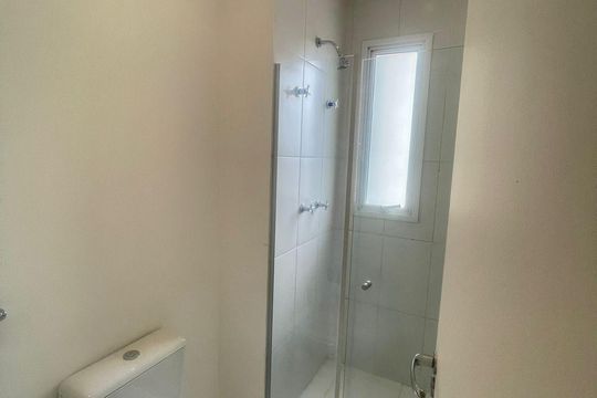Banheiro de apartamento à venda com 1 quarto, 62m² em Alphaville, Barueri