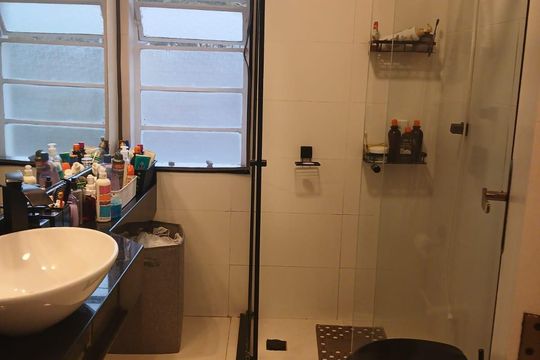 Banheiro de apartamento à venda com 2 quartos, 70m² em Vila Conceição, Porto Alegre