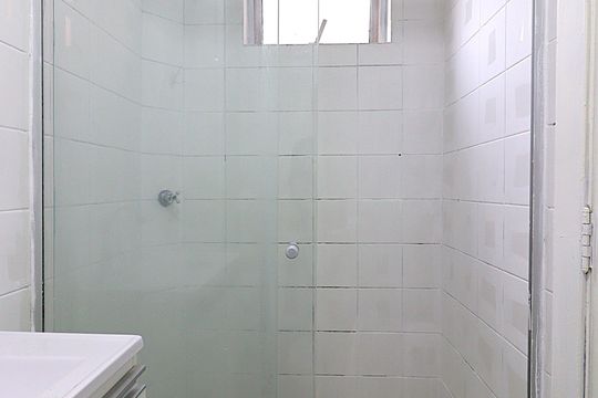 Banheiro  de apartamento à venda com 2 quartos, 40m² em Rubem Berta, Porto Alegre