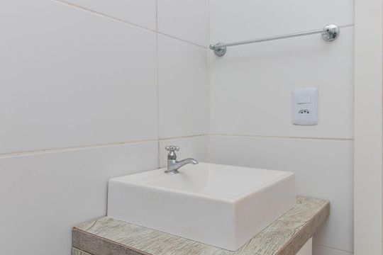 Banheiro de apartamento para alugar com 2 quartos, 80m² em Medianeira, Porto Alegre