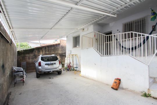 Garagem de casa para alugar com 3 quartos, 80m² em Santa Terezinha, Belo Horizonte