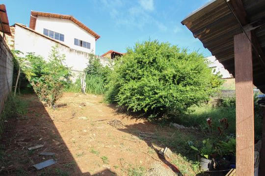 Quintal de casa para alugar com 3 quartos, 80m² em Santa Terezinha, Belo Horizonte