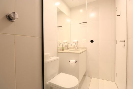 Banheiro  de kitnet/studio para alugar com 1 quarto, 29m² em Pompeia, São Paulo