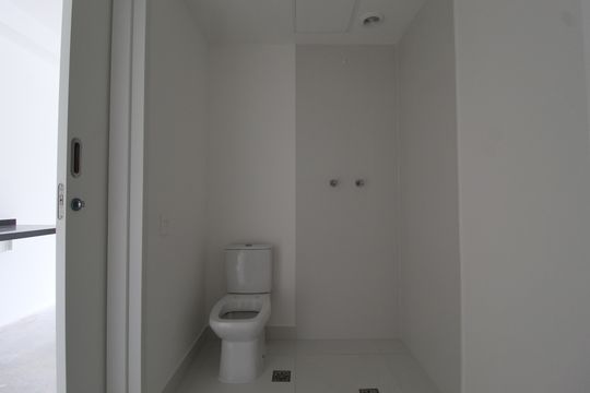 Banheiro de kitnet/studio à venda com 1 quarto, 30m² em Indianópolis, São Paulo