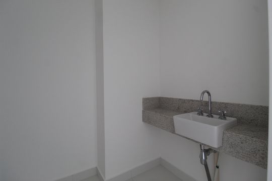 Banheiro de kitnet/studio à venda com 1 quarto, 30m² em Indianópolis, São Paulo
