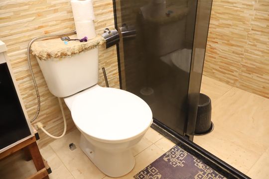 Banheiro da Suíte de casa de condomínio para alugar com 2 quartos, 300m² em Praia do Flamengo, Salvador