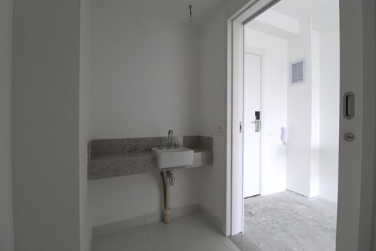 Banheiro de kitnet/studio à venda com 1 quarto, 30m² em Indianópolis, São Paulo