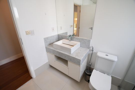 Banheiro Suíte de casa de condomínio para alugar com 4 quartos, 420m² em Loteamento Alphaville Campinas, Campinas