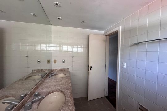 Suite 2 - Banheiro de casa de condomínio à venda com 5 quartos, 460m² em Barra da Tijuca, Rio de Janeiro