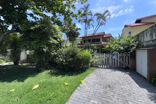 Fachada de casa de condomínio à venda com 5 quartos, 460m² em Barra da Tijuca, Rio de Janeiro