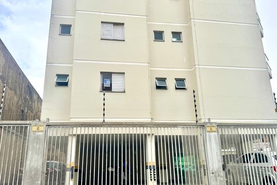 Placa instalada na fachada do imóvel  de apartamento à venda com 2 quartos, 69m² em Vila Galvão, Guarulhos