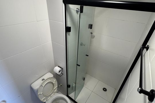 Banheiro de apartamento para alugar com 1 quarto, 28m² em Vila Ré, São Paulo