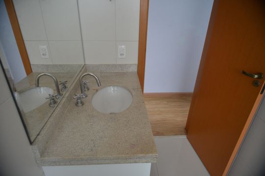 Banheiro da Suíte 2 de apartamento à venda com 3 quartos, 126m² em Vila Scarpelli, Santo André