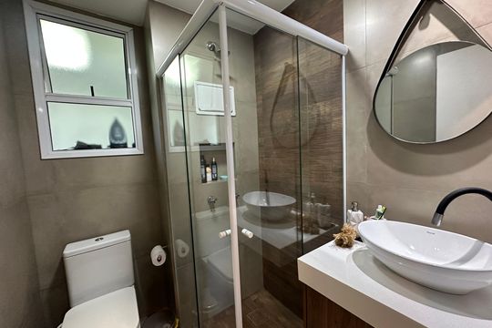 Banheiro social de apartamento à venda com 2 quartos, 79m² em Jardim Tupanci, Barueri