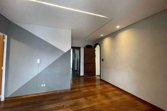 Casa para alugar com 8 quartos, 219m² em Centro, Contagem