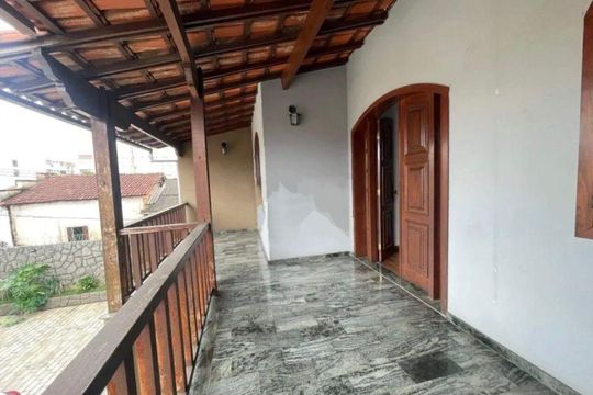 Casa à venda com 8 quartos, 219m² em Centro, Contagem