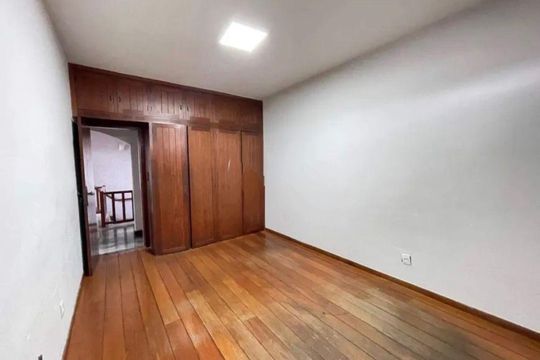 Casa para alugar com 8 quartos, 219m² em Centro, Contagem