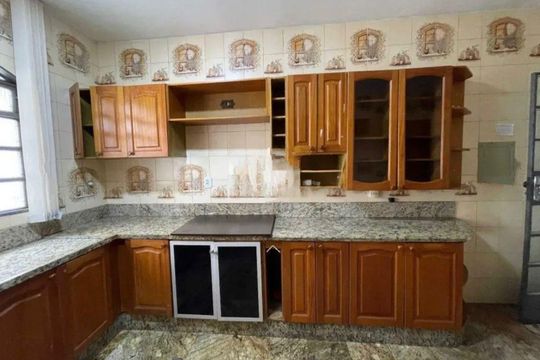 Casa para alugar com 8 quartos, 219m² em Centro, Contagem