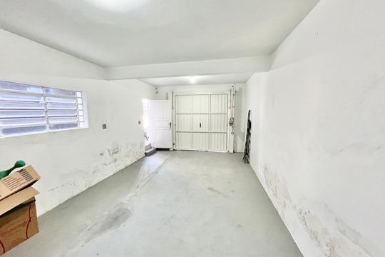 Garagem de casa à venda com 2 quartos, 137m² em Vila Pita, São Paulo