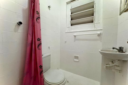 Banheiro social de kitnet/studio para alugar com 1 quarto, 24m² em Centro, Rio de Janeiro