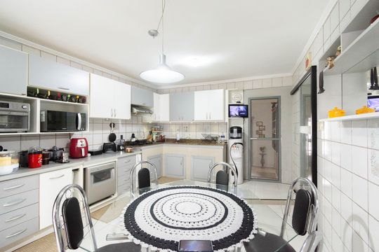 Casa à venda com 4 quartos, 242m² em Marechal Rondon, Canoas
