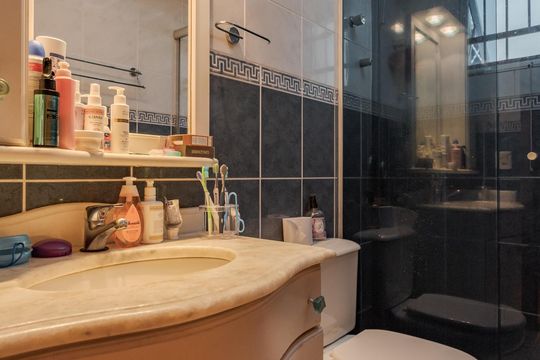 Banheiro de casa de condomínio à venda com 3 quartos, 260m² em Boa Vista, Porto Alegre