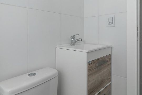 Banheiro da Suíte de apartamento à venda com 2 quartos, 52m² em Floresta, Porto Alegre