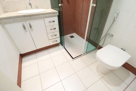 Banheiro do Quarto 3 de casa de condomínio para alugar com 4 quartos, 250m² em Morada da Colina, Uberlândia
