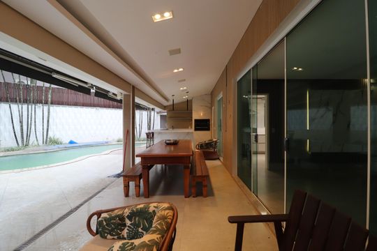 Varanda de casa de condomínio para alugar com 4 quartos, 250m² em Morada da Colina, Uberlândia