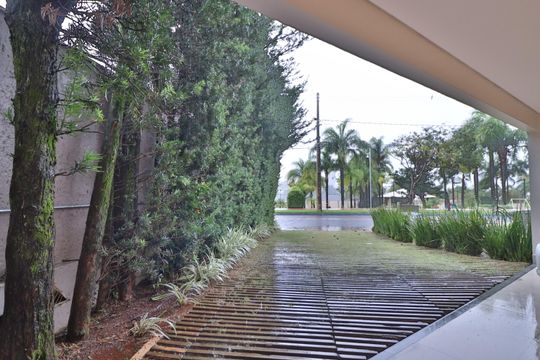 Garagem de casa de condomínio para alugar com 4 quartos, 250m² em Morada da Colina, Uberlândia