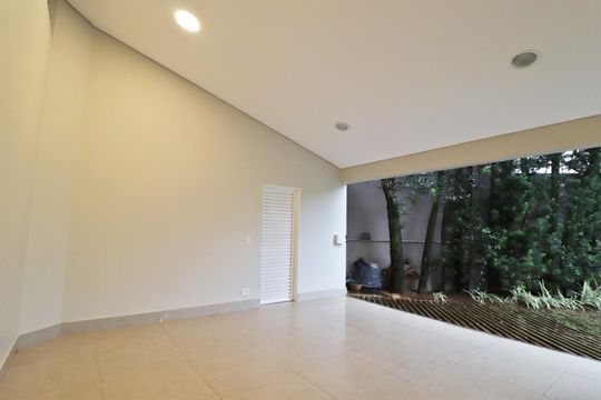 Garagem de casa de condomínio para alugar com 4 quartos, 250m² em Morada da Colina, Uberlândia