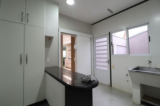 Área de Serviço de casa de condomínio para alugar com 4 quartos, 250m² em Morada da Colina, Uberlândia