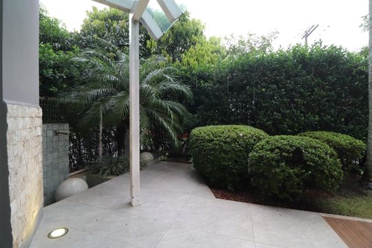 Jardim de casa de condomínio para alugar com 4 quartos, 250m² em Morada da Colina, Uberlândia