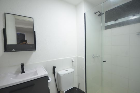 Banheiro de apartamento para alugar com 2 quartos, 50m² em Guadalupe, Rio de Janeiro