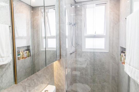 Banheiro da Suíte de apartamento à venda com 2 quartos, 70m² em Empresarial 18 do Forte, Barueri