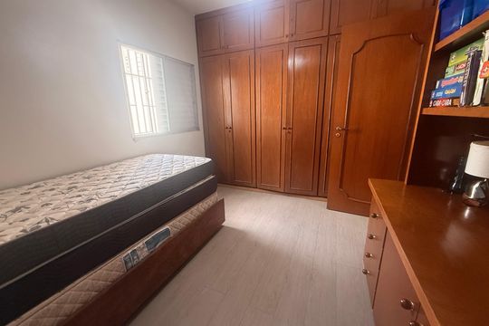 Quarto de casa de condomínio à venda com 3 quartos, 234m² em Indianópolis, São Paulo
