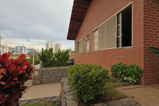 Casa para alugar com 6 quartos, 772m² em Carlos Prates, Belo Horizonte