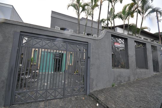Fachada de casa de condomínio à venda com 4 quartos, 314m² em Jardim Guapira, São Paulo