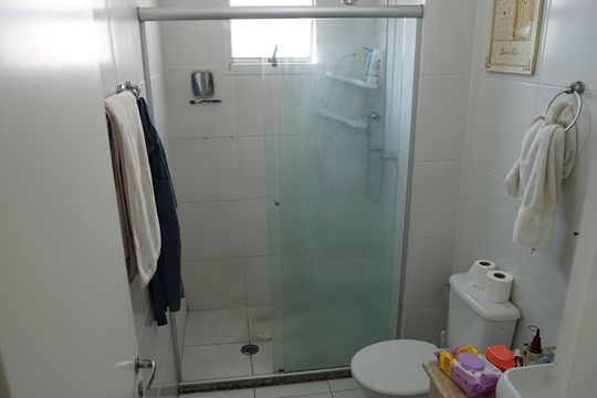 Banheiro de apartamento à venda com 2 quartos, 50m² em Jardim Cocaia, Guarulhos